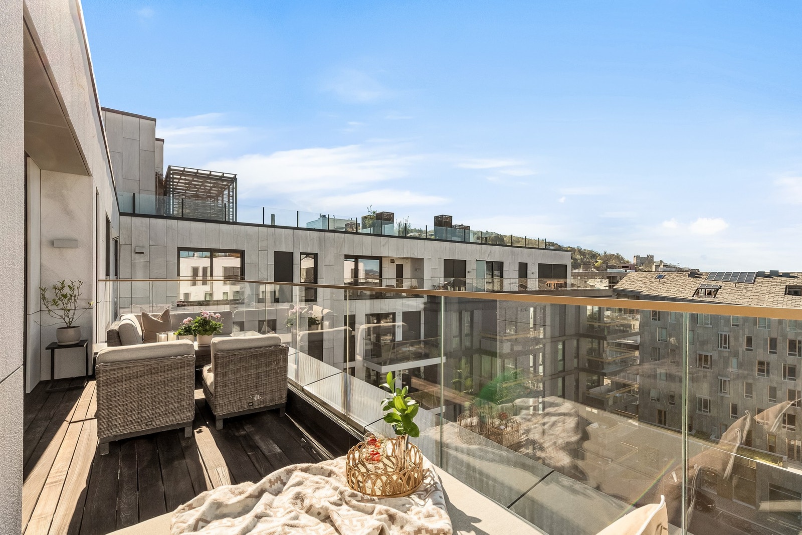 Den andre takterrassen på ca. 13 m² fungerer som en mer skjermet og avslappende uteplass. Galleribilde
