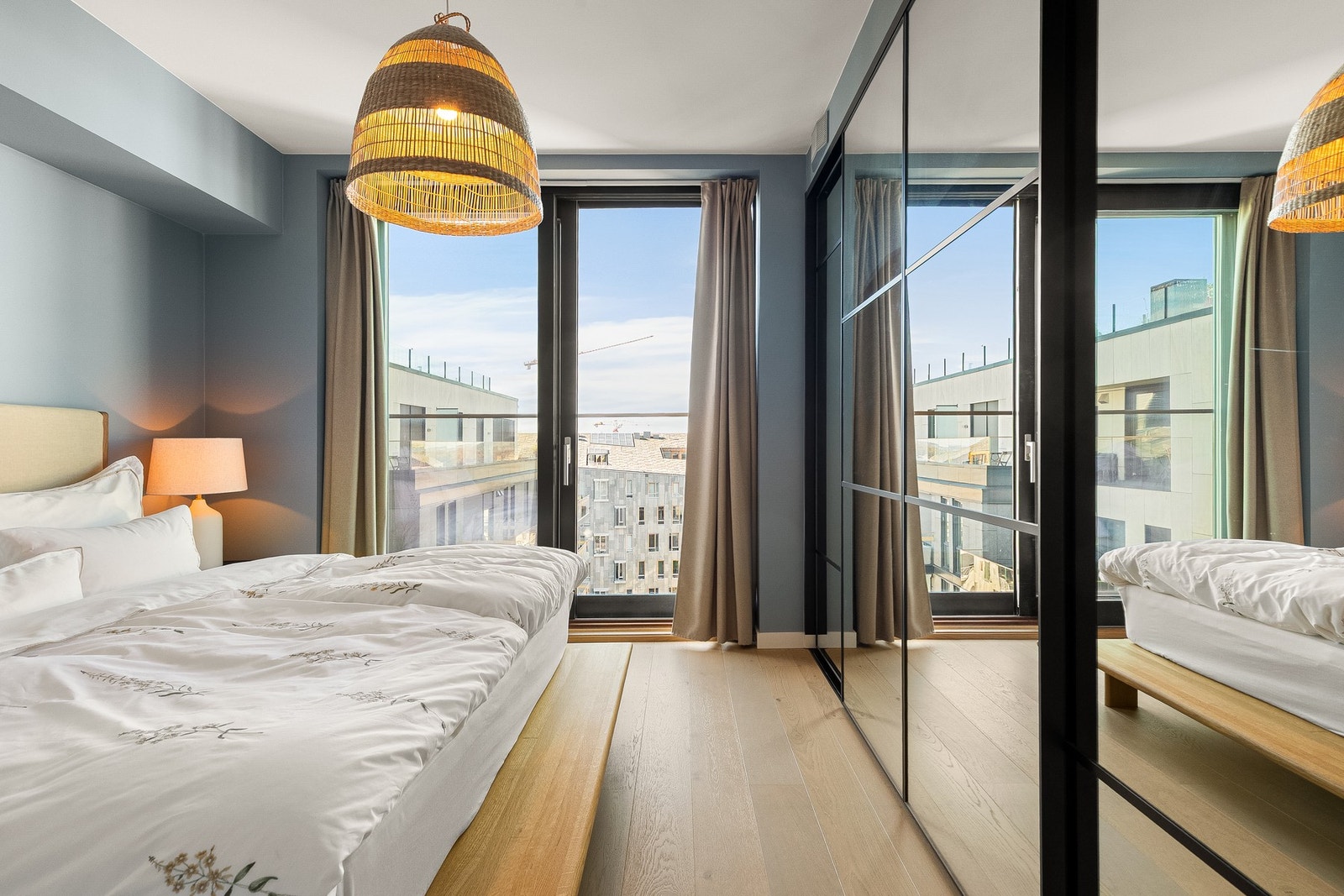 Stor skyvedørsgarderobe på hovedsoverommet. Galleribilde