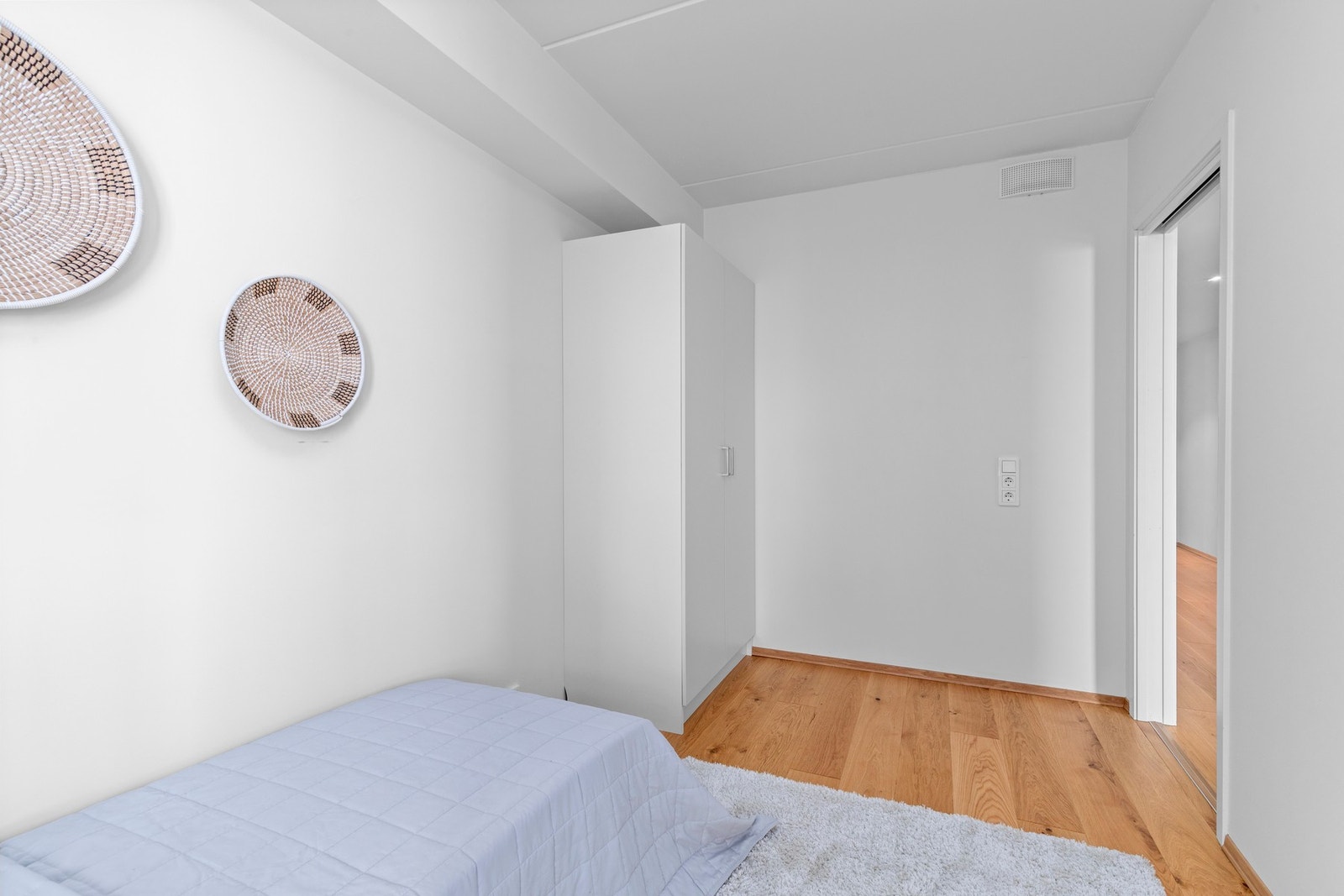 Soverom 2 har garderobe Galleribilde