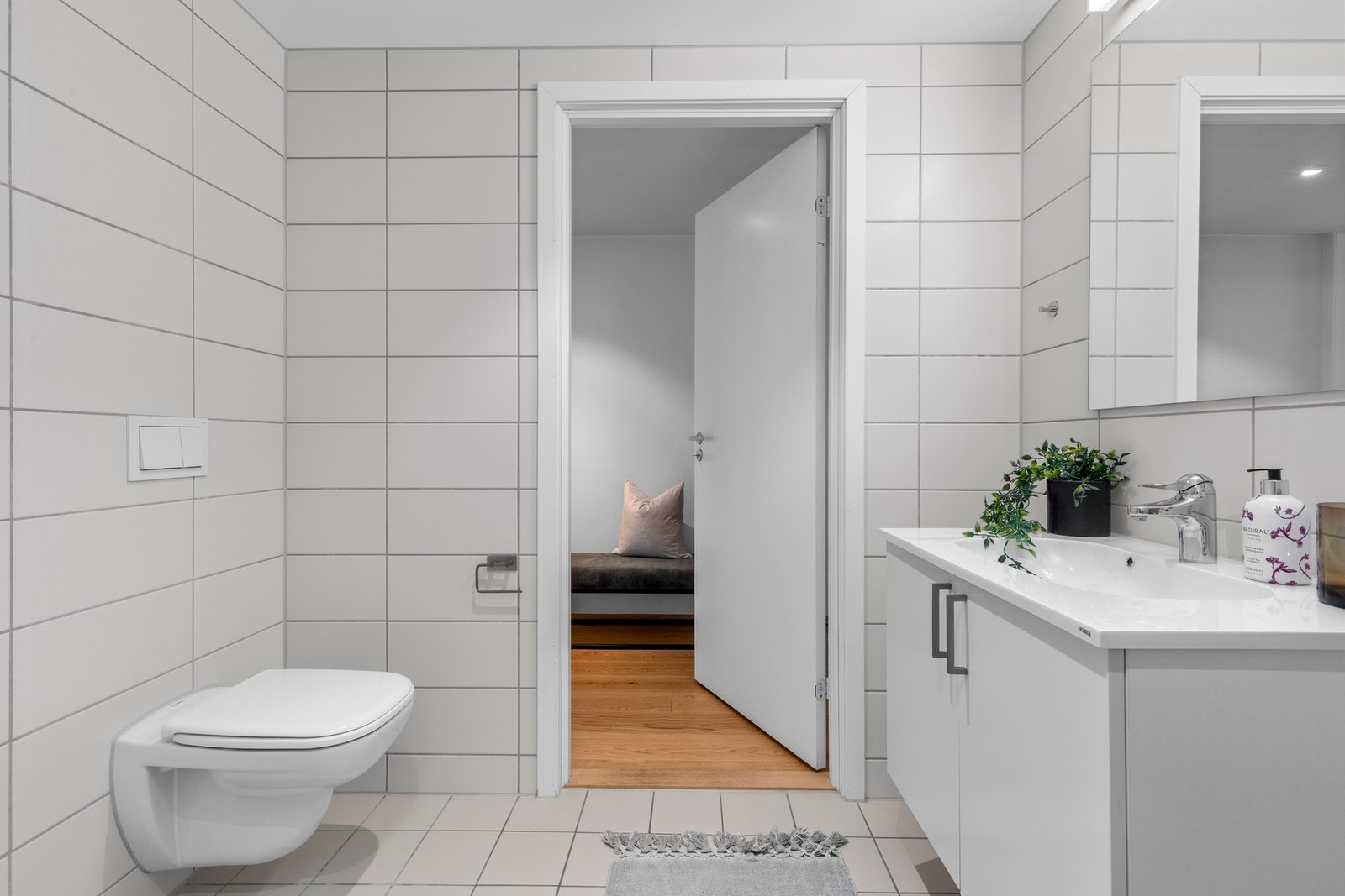 Vegghengt wc og solid baderomsinnredning Galleribilde