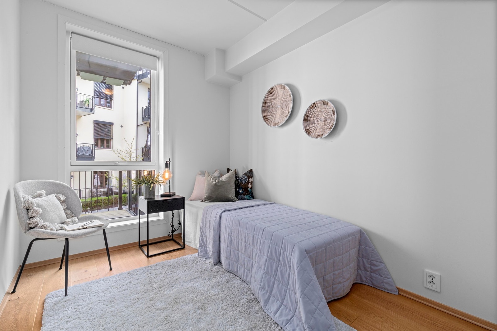 Soverom 2 vender inn mot rolig atrium | vannbåren gulvvarme Galleribilde
