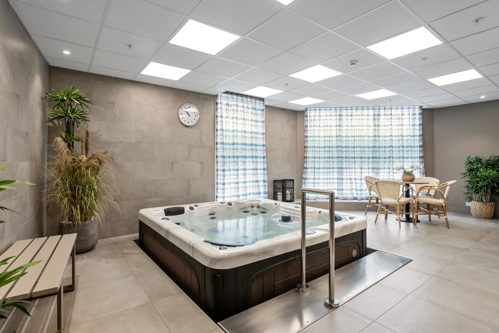 Felles spaavdeling med jacuzzi, 2 badstuer og dusjer Galleribilde