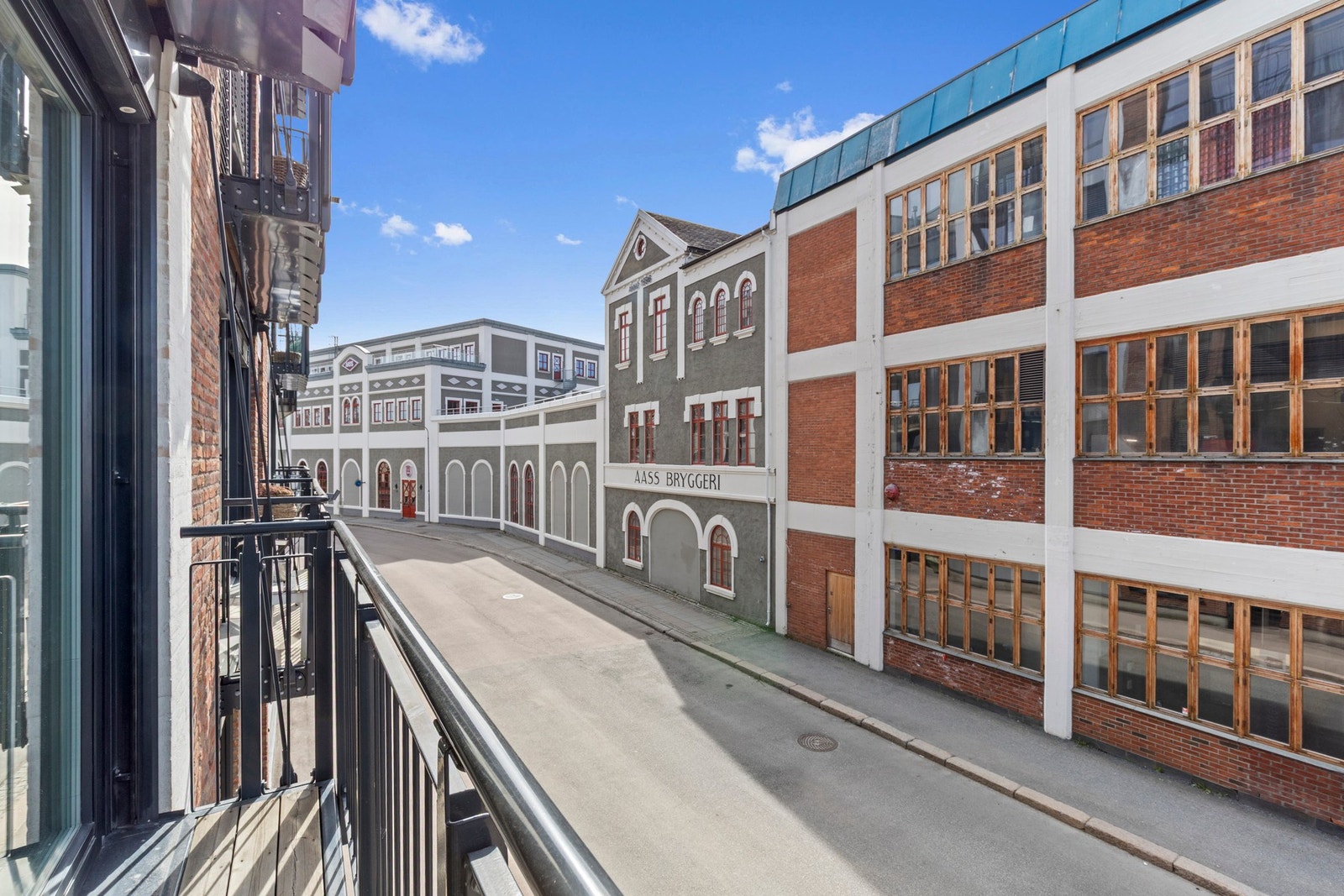 Franskbalkong (2 kvm) mot sør ut mot det historiske Aass Bryggeri Galleribilde