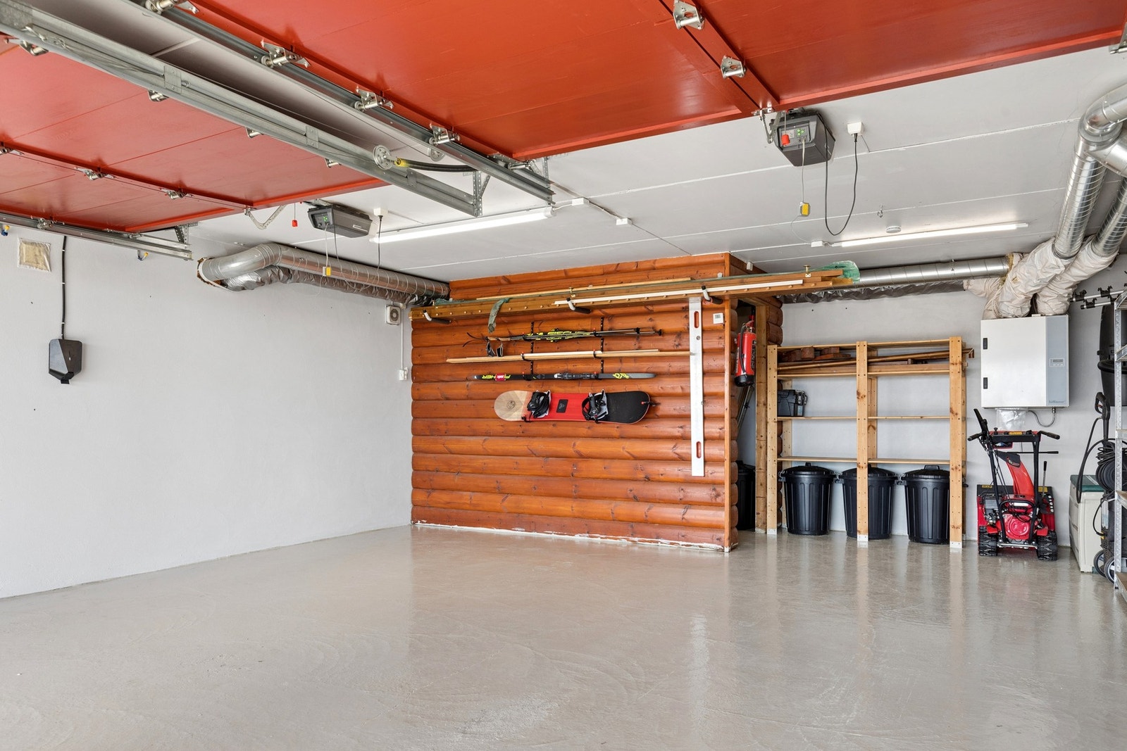 Romslig garasje med god plass til bil, oppbevaring og arbeidsområde. Garasjen har vannbåren varme og EL lader til bil. Galleribilde