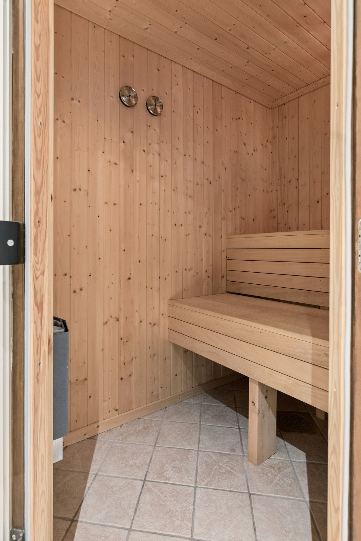 Fra badet er det adkomst til badstue, oppgradert i 2026 med ny Harvia 3,5 kW badstuovn. Galleribilde