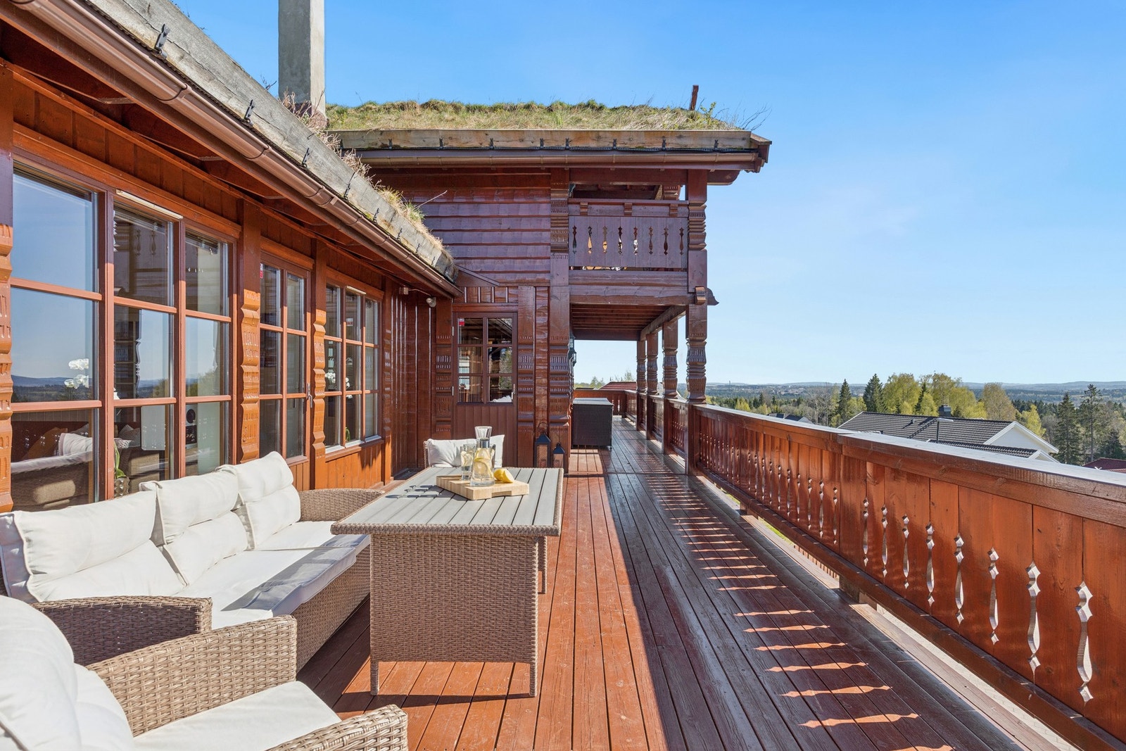 Terrassen i etasjen strekker seg langs hele forsiden av huset! Galleribilde