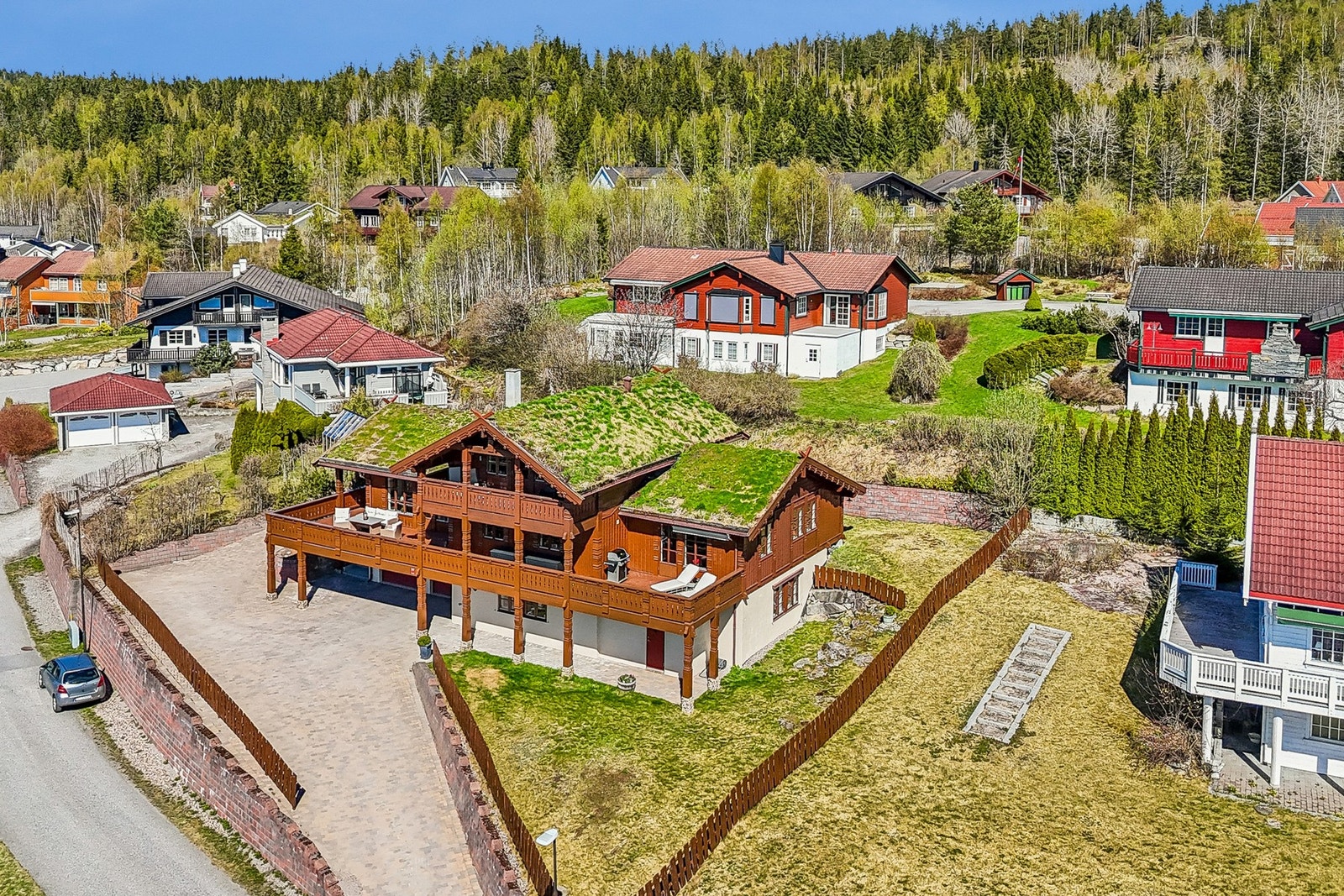 Boligen går over tre plan og har en gjennomtenkt planløsning med gode og fleksible rom. Galleribilde