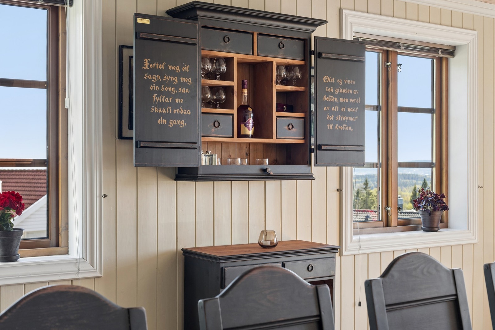Rommet preges av lune treoverflater, synlige bjelker og store vindusflater som slipper inn rikelig med naturlig lys. Galleribilde