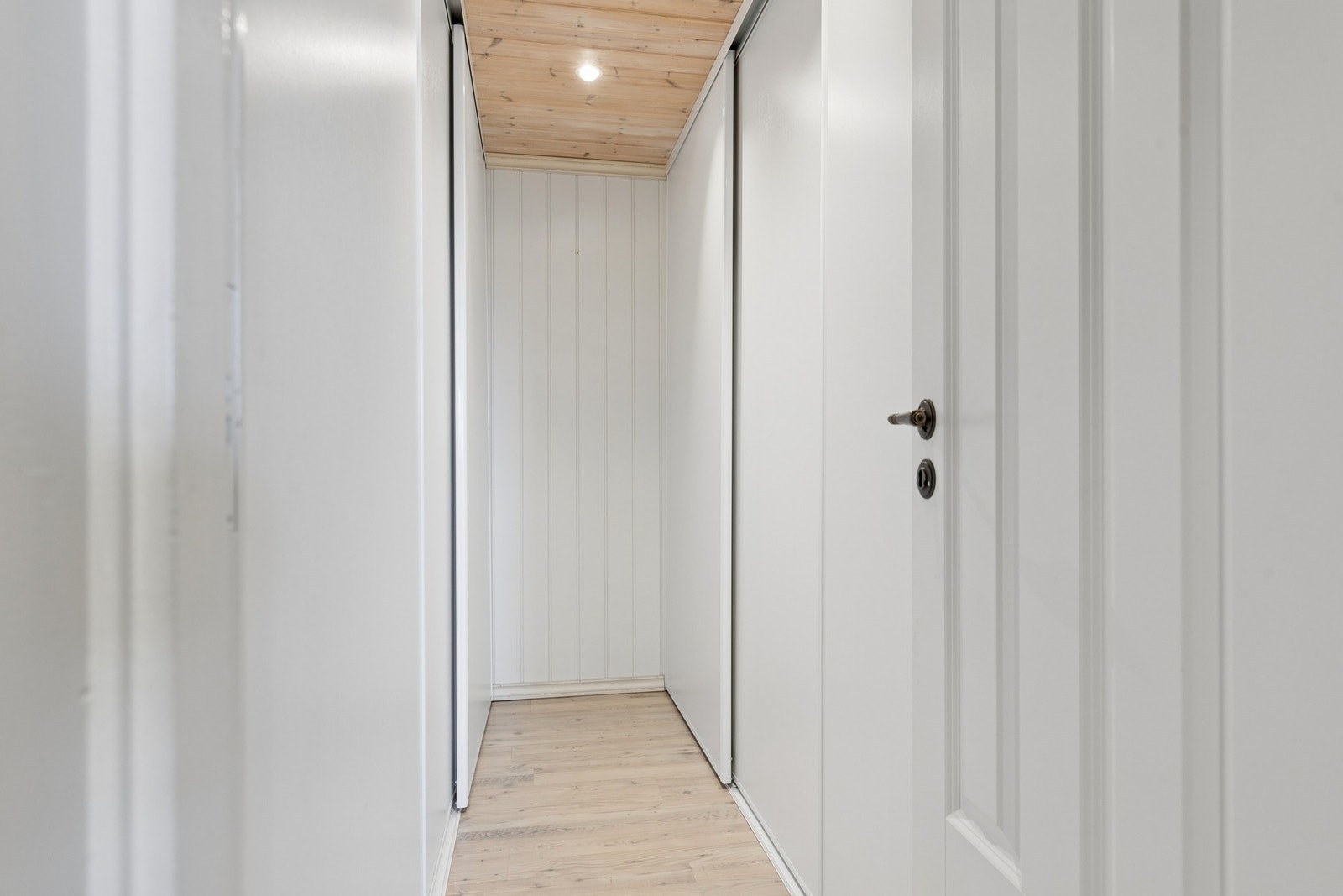 For ekstra oppbevaringsplass har etasjen også separat walk-in garderobe. Galleribilde
