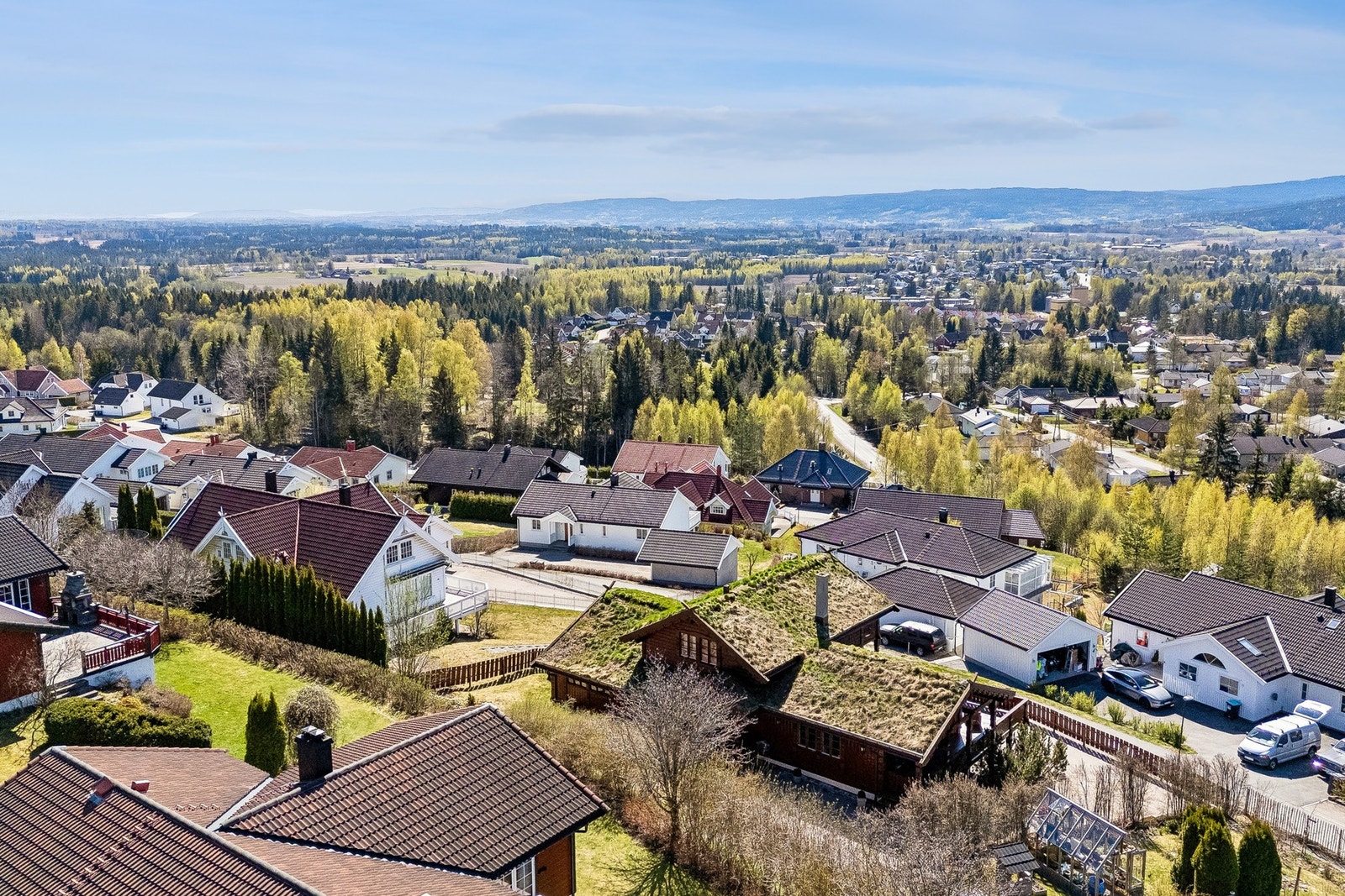 For pendlere er beliggenheten svært gunstig. Det er kort vei til Oslo Lufthavn Gardermoen, Jessheim og Eidsvoll. Galleribilde