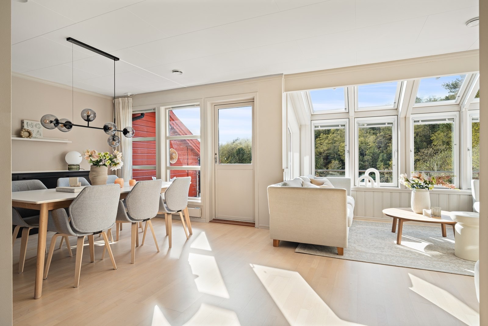 Store vinduer kombinert med terrassedør gir godt med lys og enkel tilgang ut til terrassen. Galleribilde