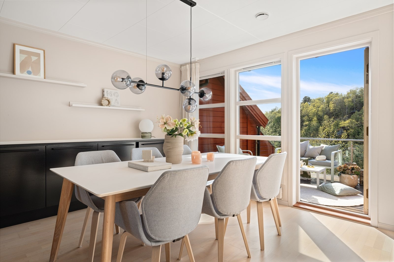 Fra stuen er det utgang til terrassen som med flotte solforhold. Galleribilde