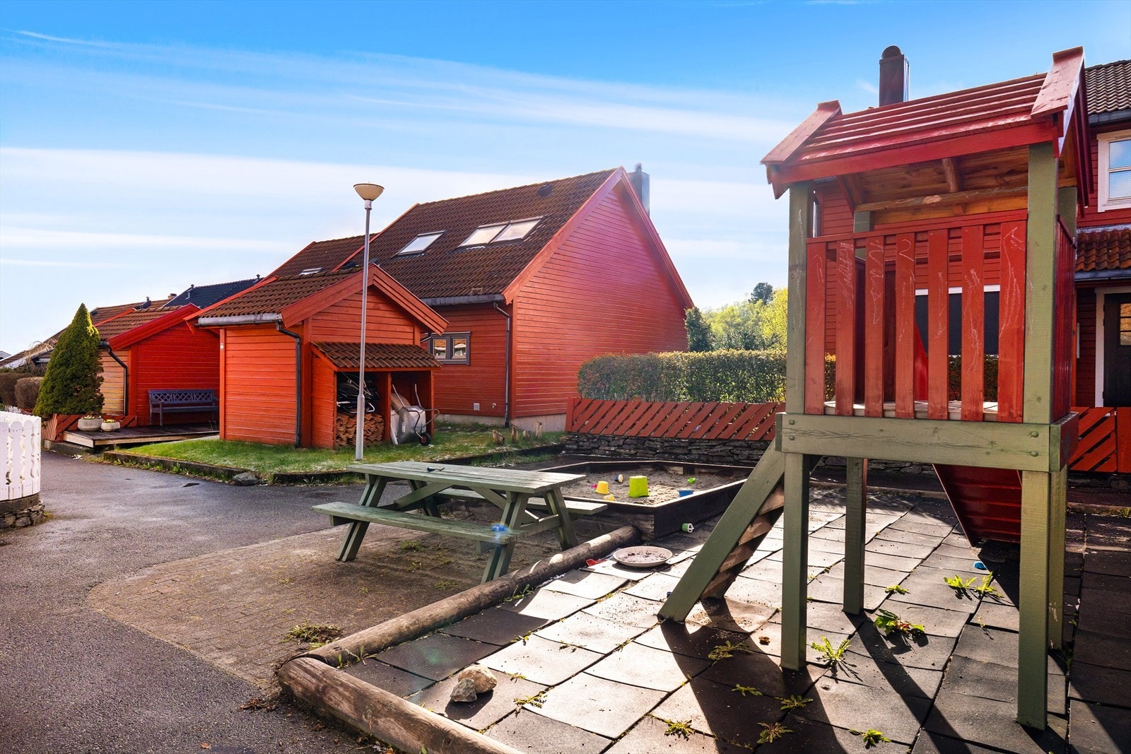 Ikke få ganger møter du lekende barn og naboer med kaffekoppen her. Galleribilde