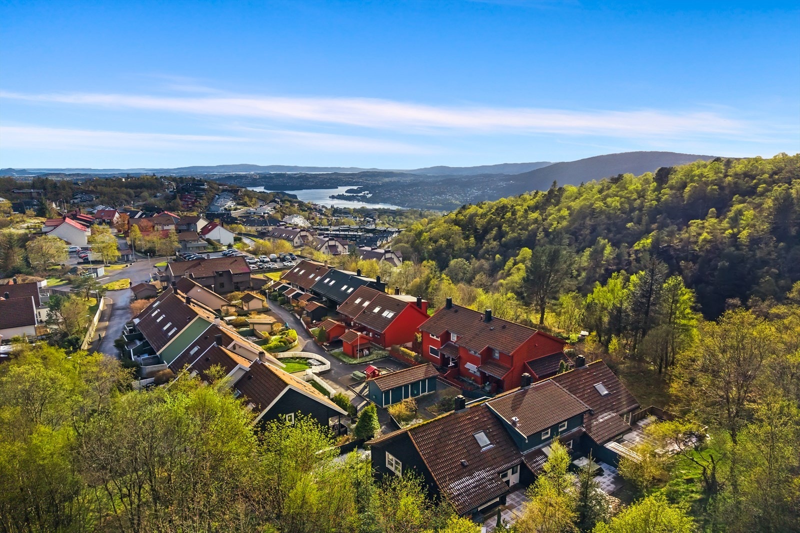 Boligen ligger i koselig tun, uten biltrafikk, på folkemunne kalt "Kardemommeby". Galleribilde