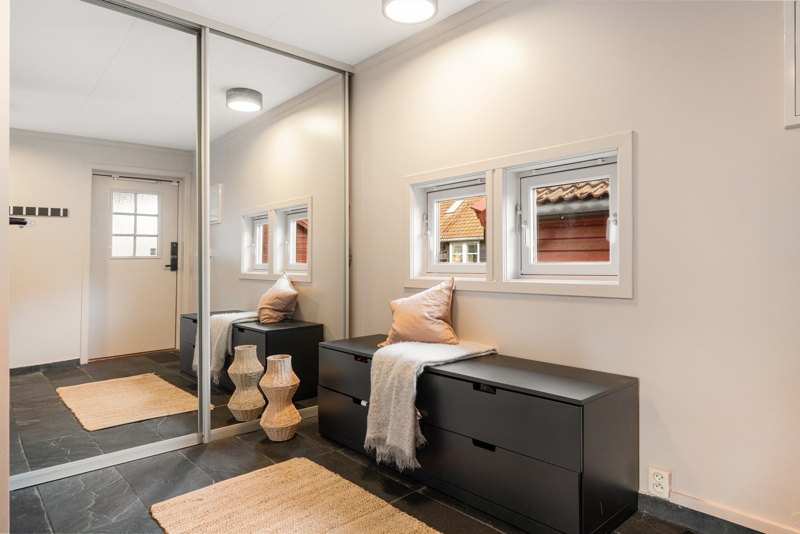 God plass bak store speilskyvedører. Galleribilde