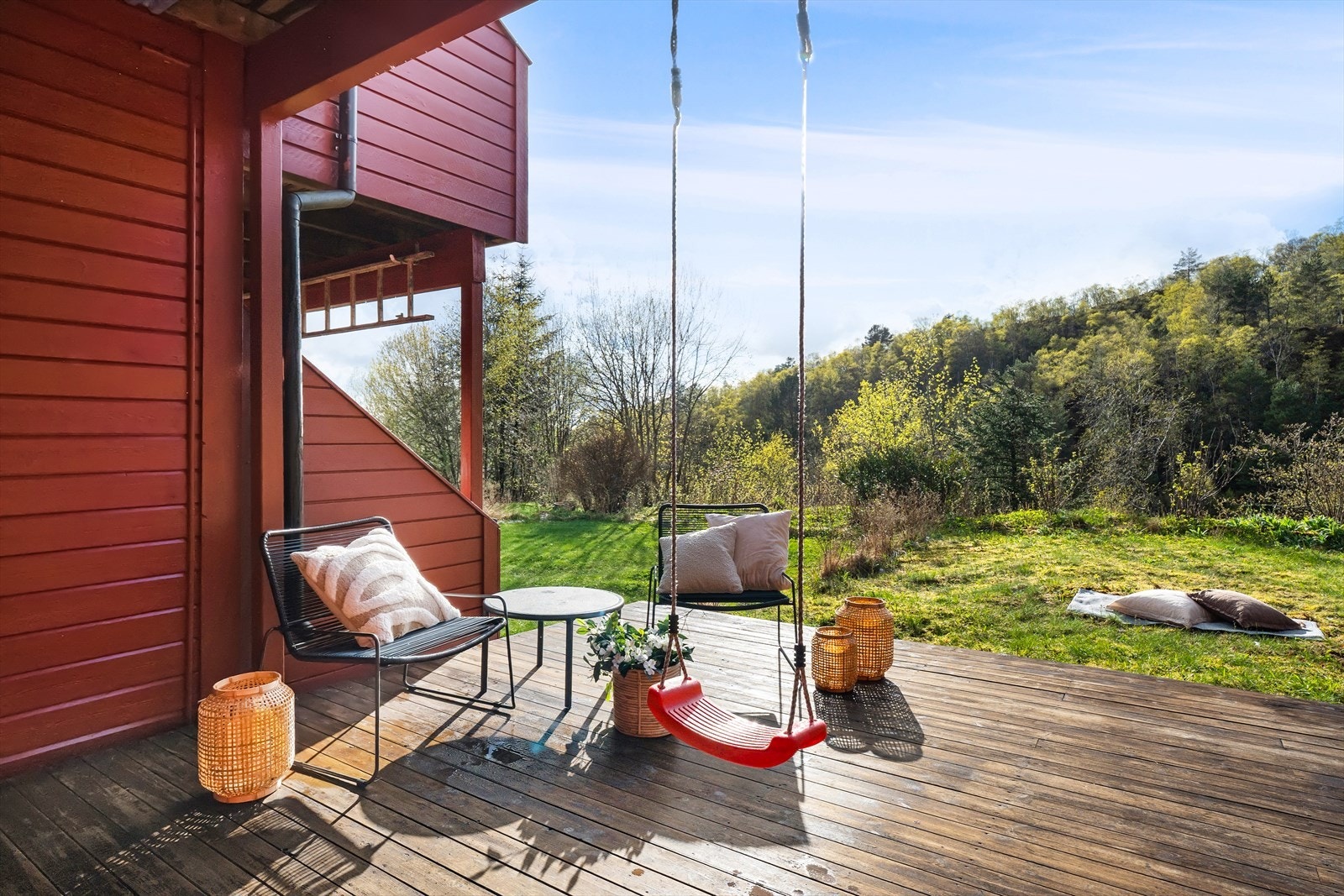 Et sted de minste vil nyte fine sommerdager. God plass til plaskebasseng og trampoline Galleribilde