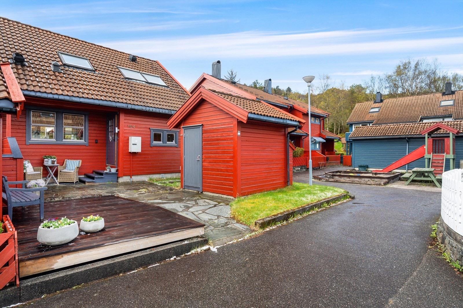 Et koselig inngangsparti med nærhet til godt naboskap. Velkommen Galleribilde