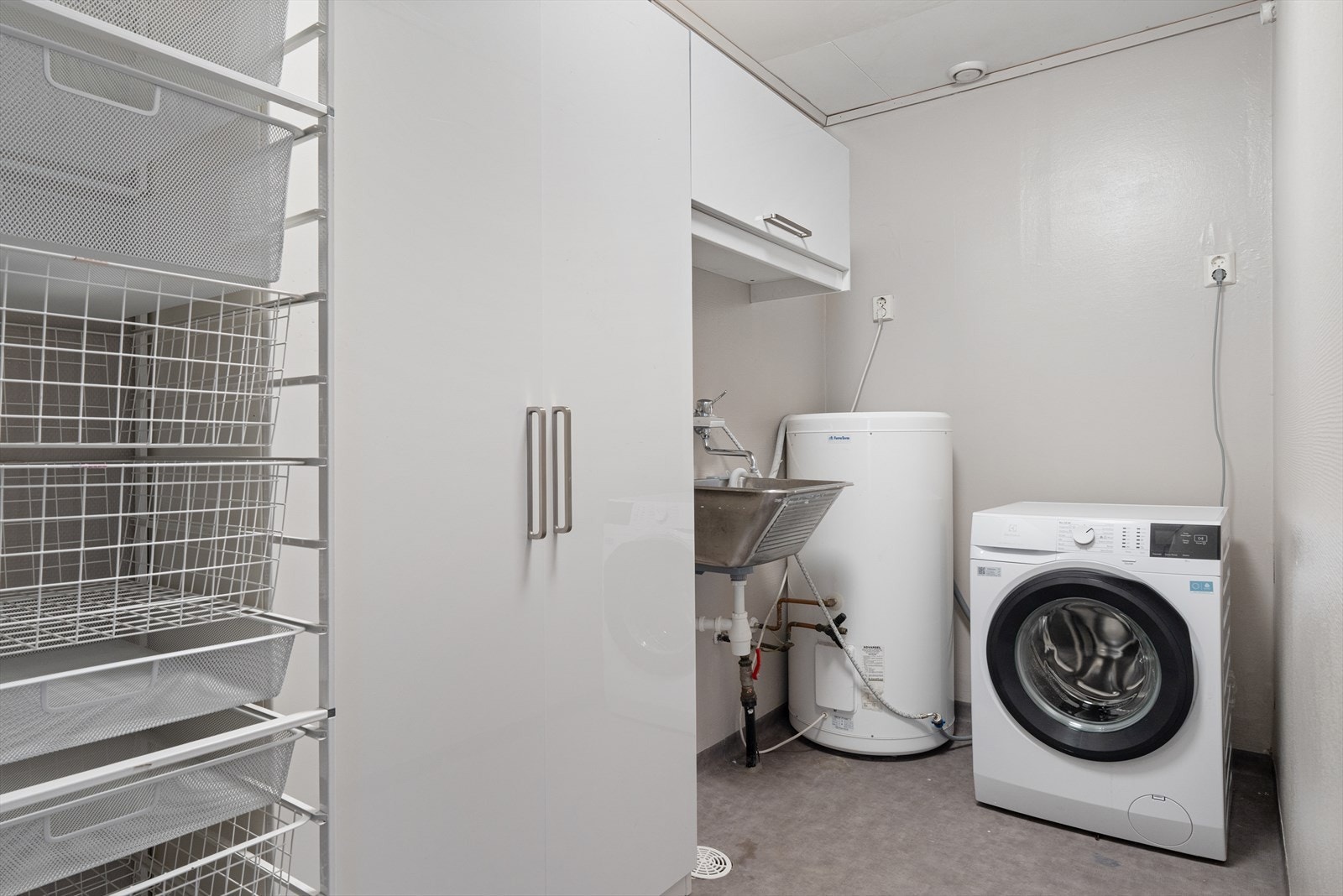 Eget vaskerom med god oppbevaringsplass Galleribilde
