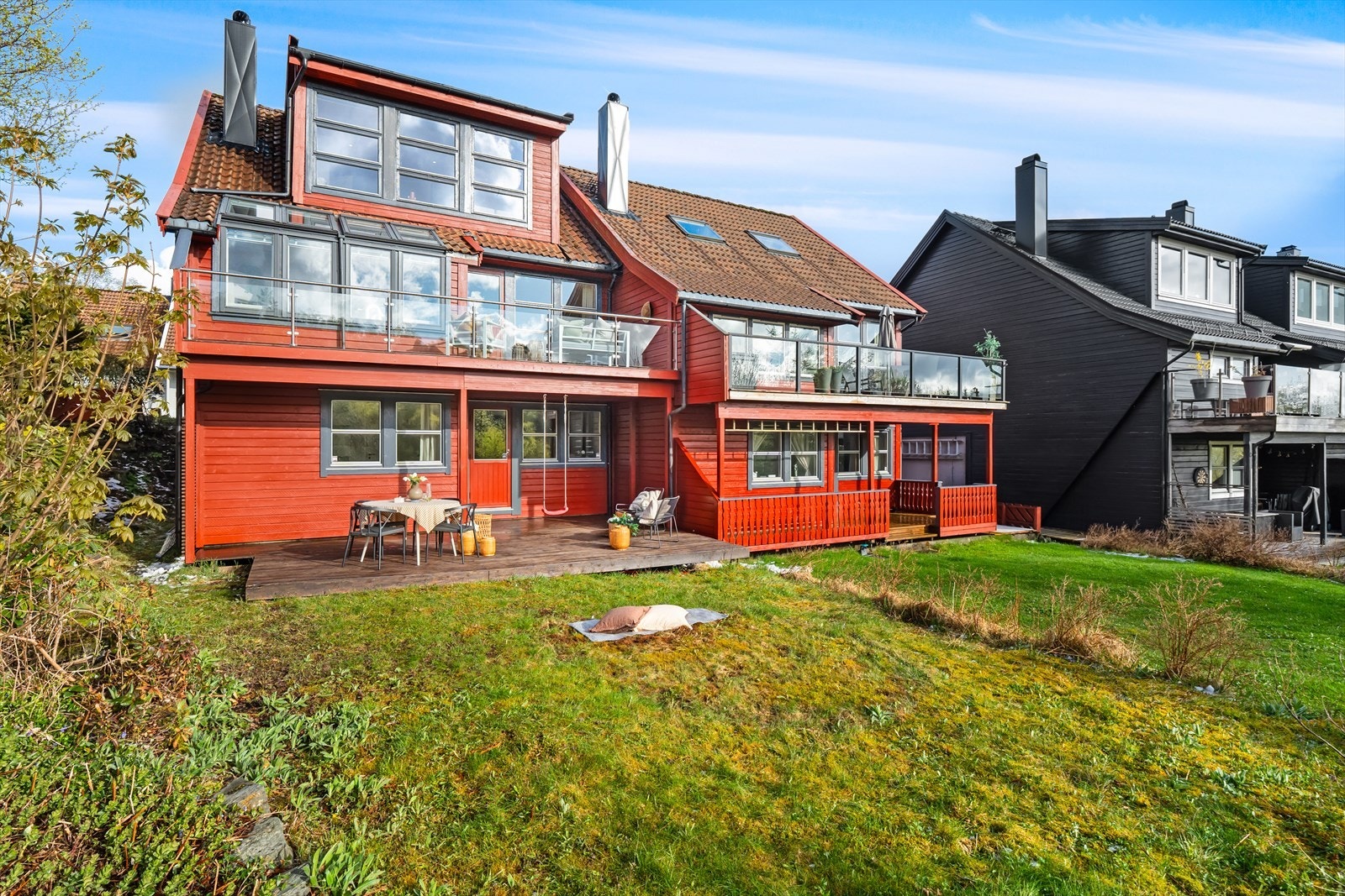 På forsiden av boligen er det en grønn og flat gressplen som er perfekt for lek - og ballspill. Galleribilde