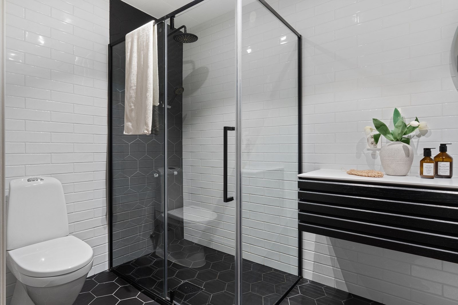 Lekkert bad i underetasjen. (Noen har åpnet mot soverommet og laget master bedroom) Galleribilde