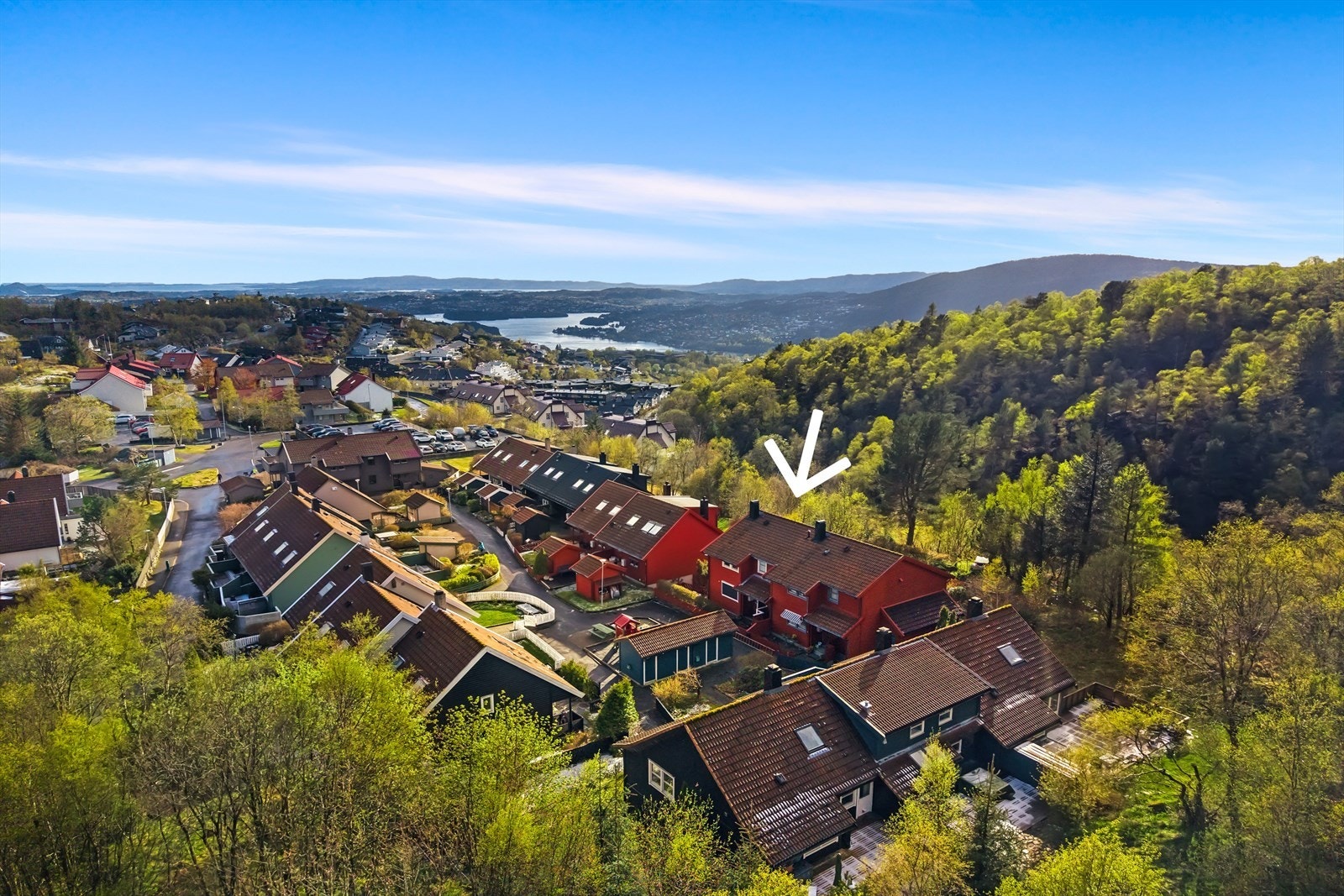 Boligen ligger i koselig tun, uten biltrafikk, på folkemunne kalt "Kardemommeby". Galleribilde