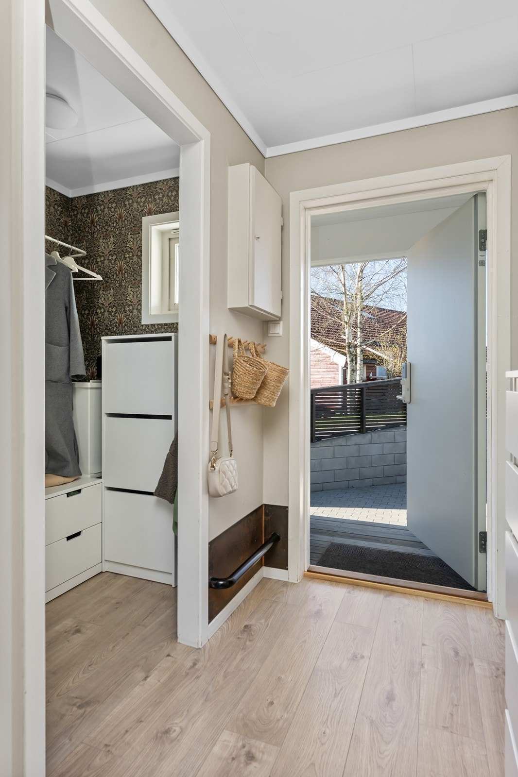 Gang m/garderobe Galleribilde