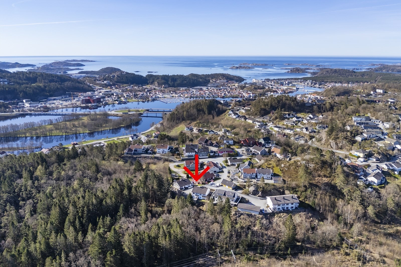 Barnehage, barneskole, flerbrukshall, badevann med mer ligger alt sammen innenfor ca 5 minutters gange. Galleribilde
