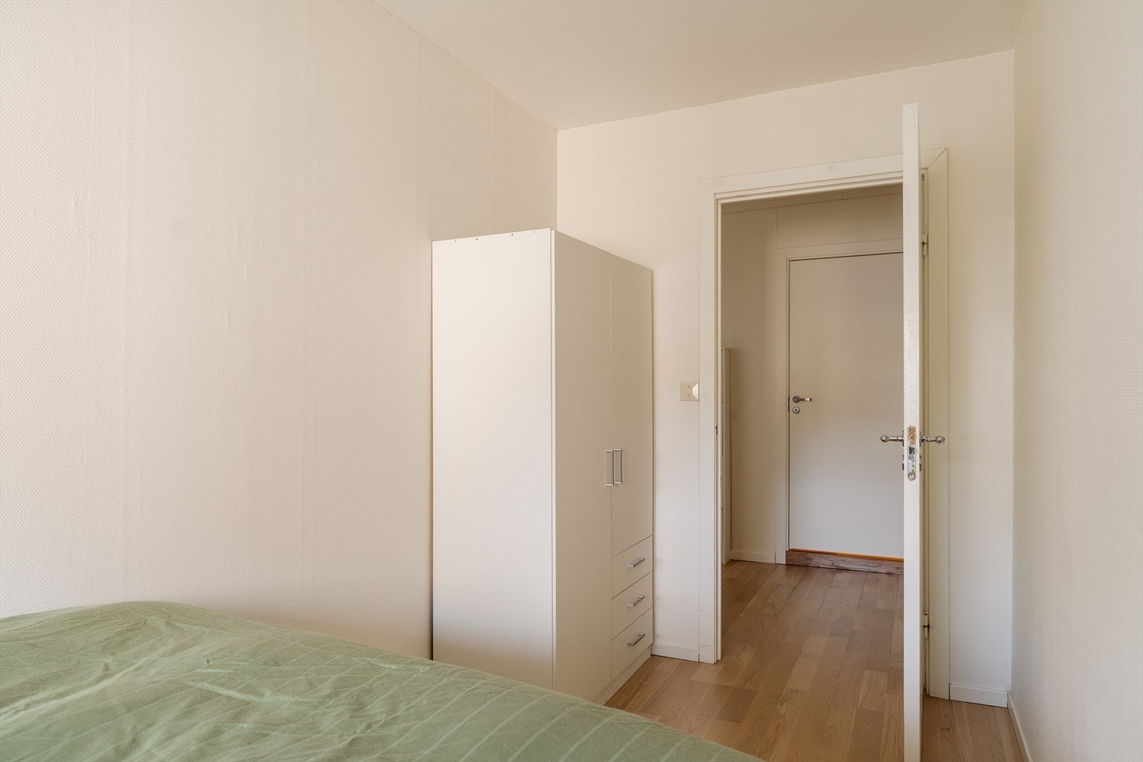 Også her er det plass til et garderobeskap, slik at alle i familien får sitt eget sted til tingene sine. Galleribilde