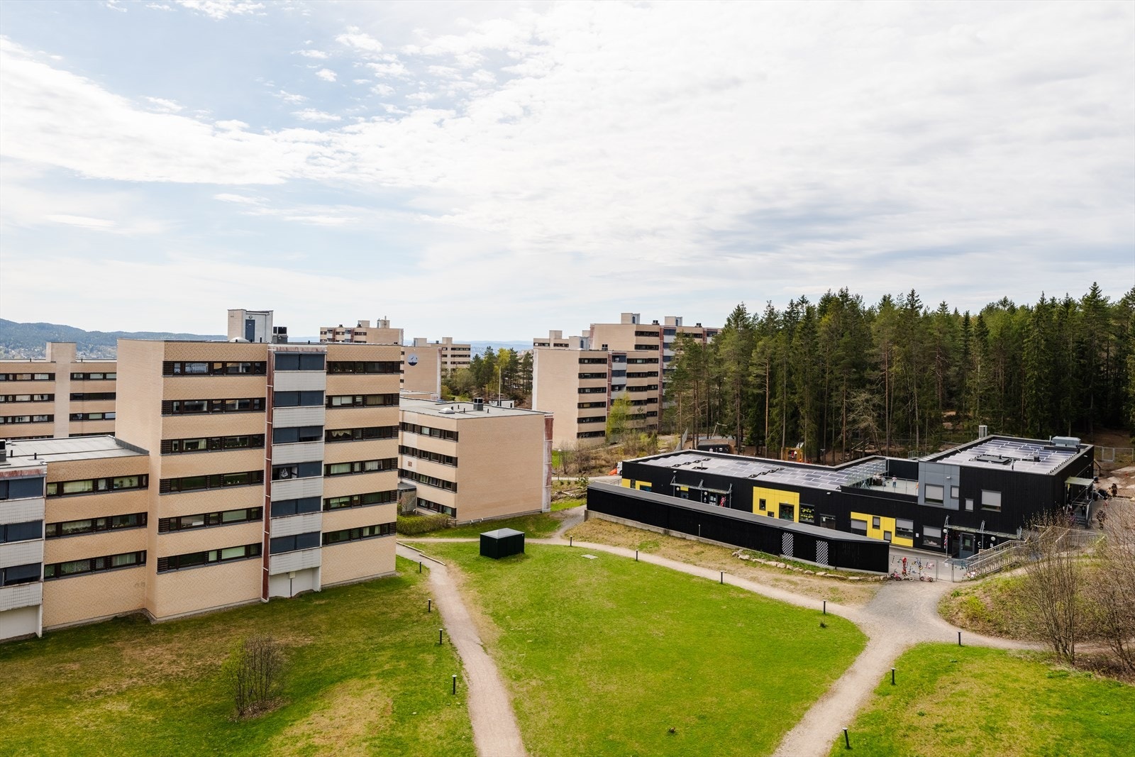 Fra boligen er det kort vei til butikker, skole og T-bane, slik at hverdagen blir enkel uten bil. Du bor også rett ved marka, med fantastiske turmuligheter og badeplasser hele året. Galleribilde