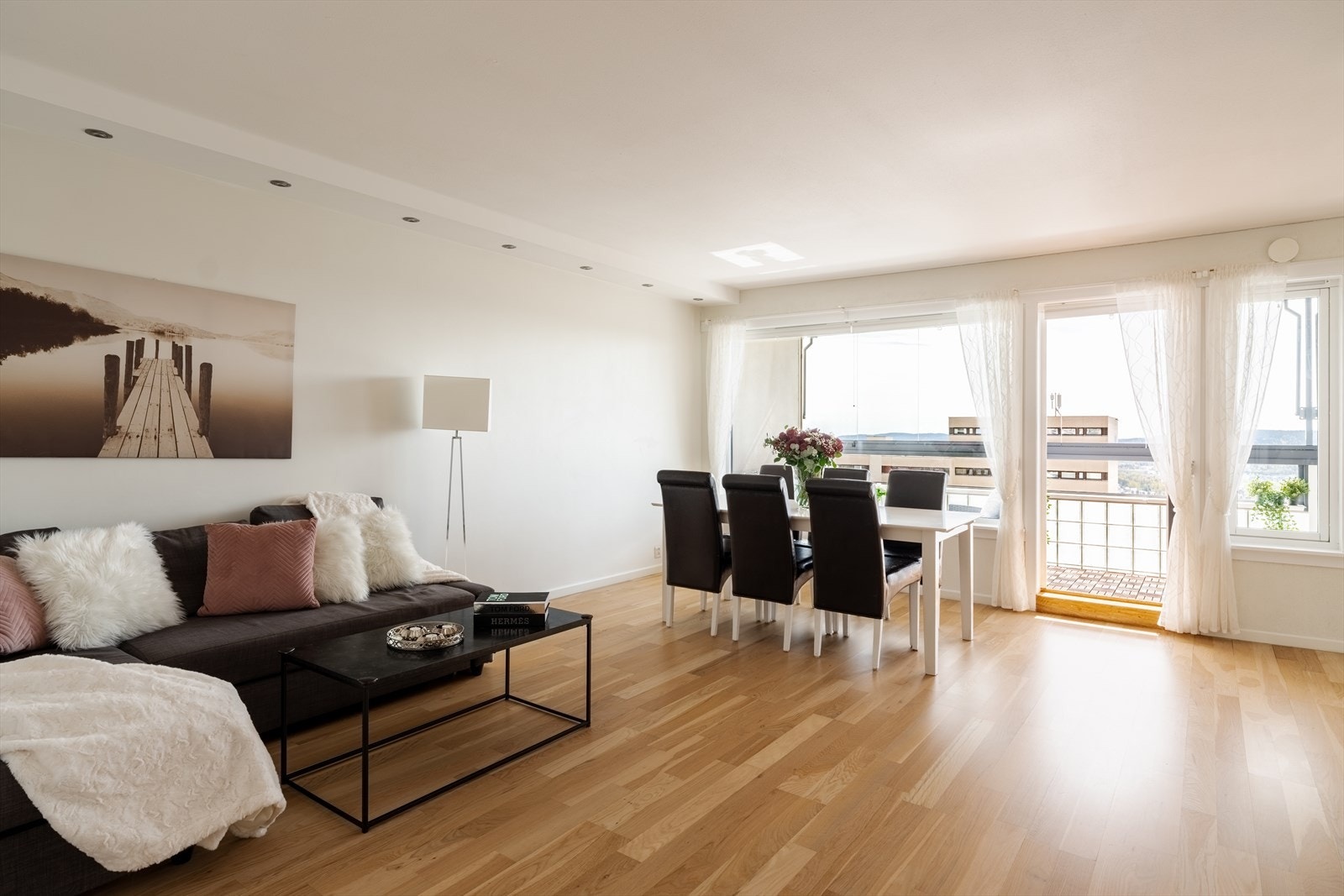 Mellom stuen og spisestuen er det en åpen og luftig planløsning som gjør det enkelt å dekke langbord når venner og familie kommer på besøk. Galleribilde