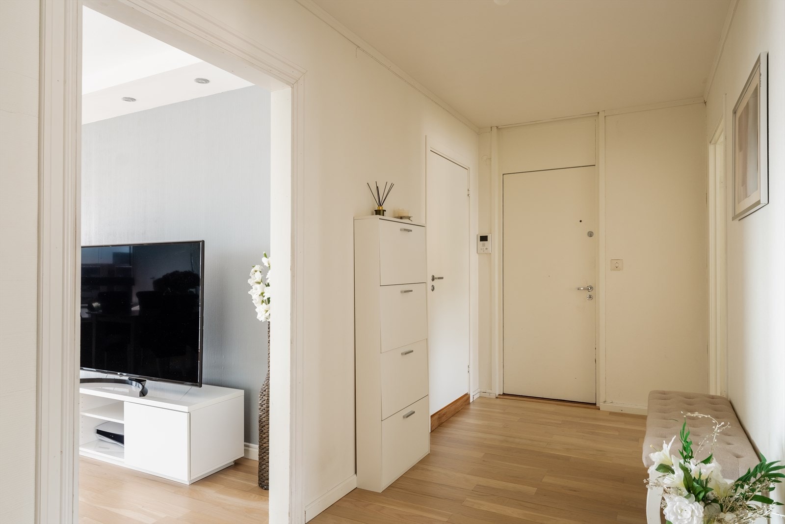 Entreen er lys og romslig, med god plass til å henge fra seg ytterklær og sette fra seg sko. Velkommen til visning! Galleribilde