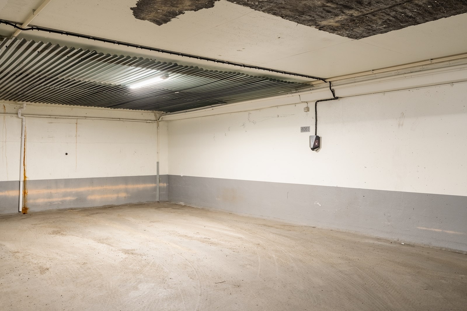 Det følger med en fast plass til bilen din i et trygt og låst garasjeanlegg. Her har du også ladeboks. Galleribilde