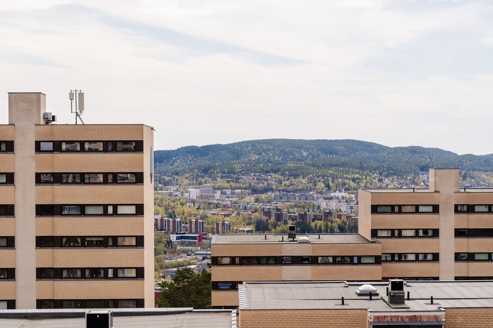 Balkongen ligger høyt og fritt til med god avstand til naboene, slik at du kan slappe helt av uten at noen ser rett inn. Galleribilde
