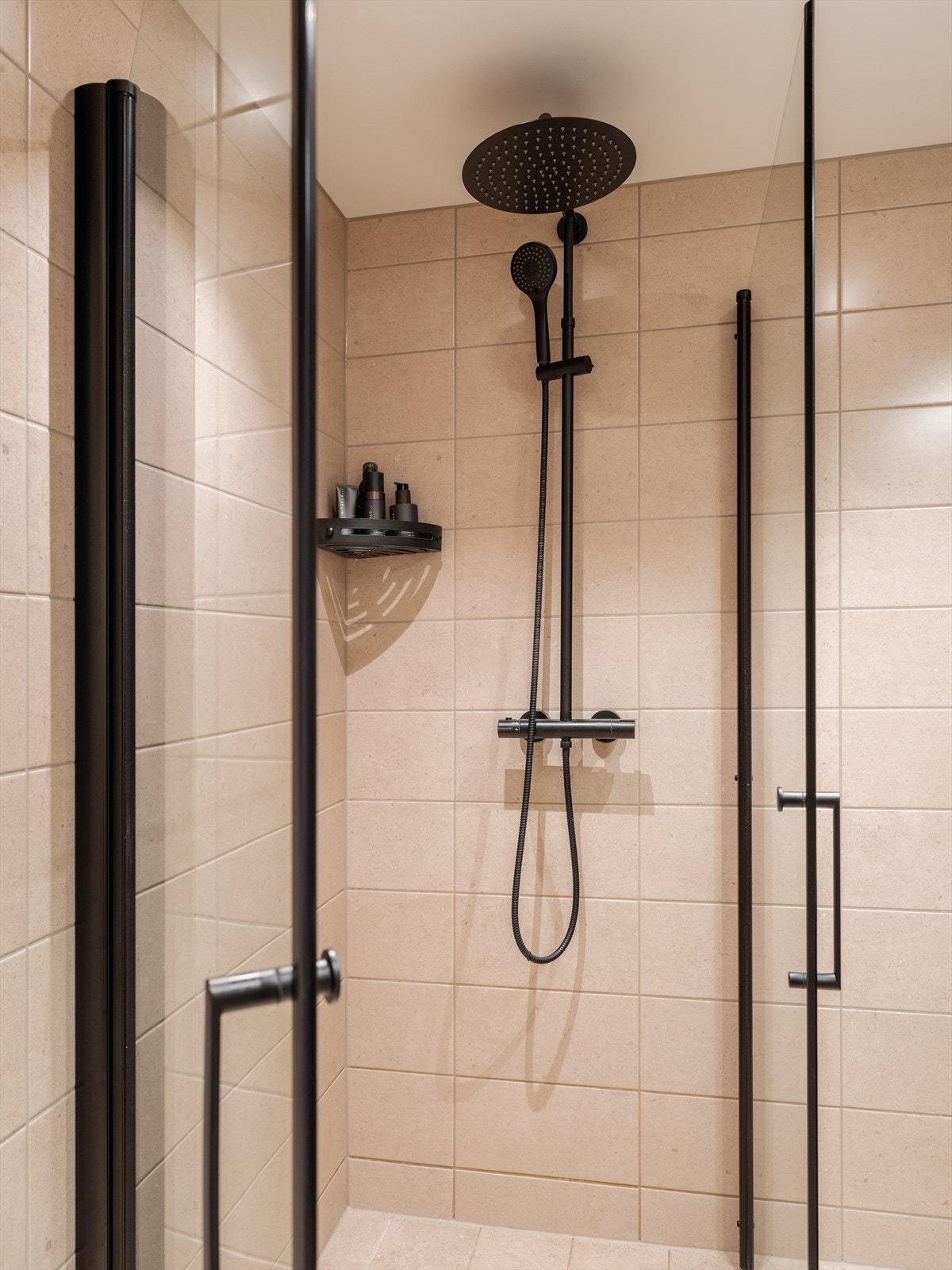 Her får du en lekker dusjsone med sorte detaljer og regndusj, som gir en skikkelig hotellfølelse hjemme. Galleribilde