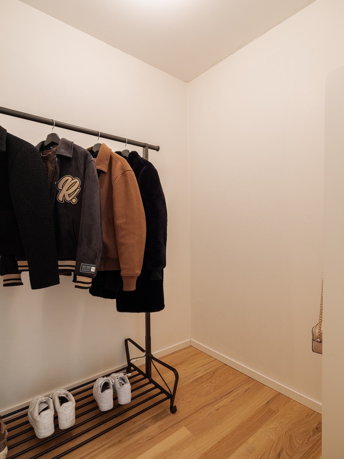 Leiligheten har en stor og praktisk bod rett ved gangen. Her kan du henge opp kåper, sette bort sko eller bruke den som et ekstra klesskap. Galleribilde