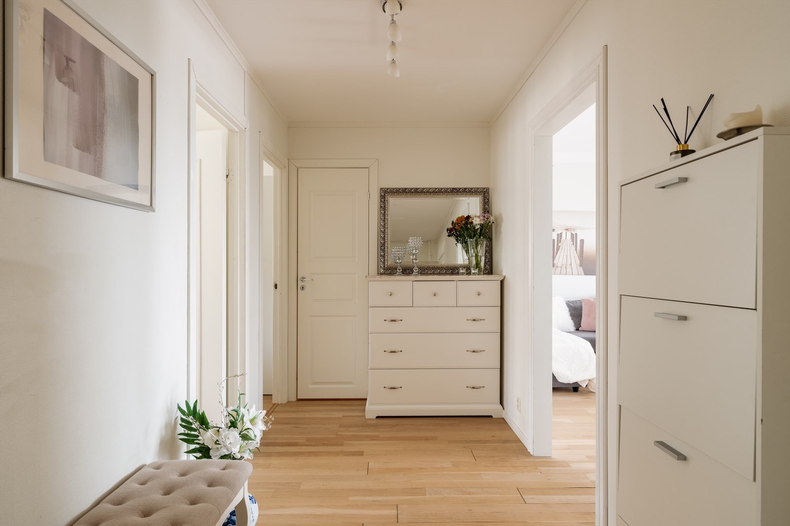 Fra den åpne og sosiale sonen i stuen, går du videre inn til den rolige delen av leiligheten. Her finner du tre gode soverom som ligger skjermet til, perfekt for en god natts søvn for hele familien. Galleribilde