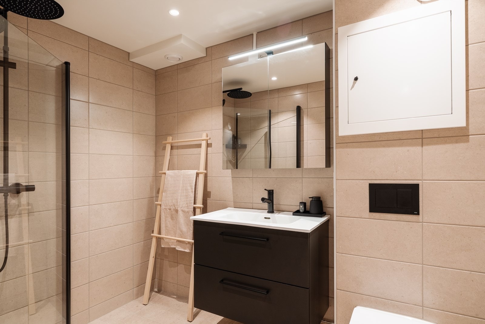 Badet er stilrent med delikate fliser, moderne innredning og deilig varme i gulvet -alt helt nytt fra 2024. Galleribilde