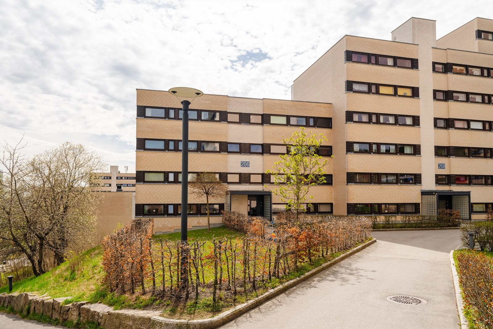 Leiligheten ligger i en velholdt blokk med store, grønne fellesområder rett utenfor døren. Her finner du både fine gressplener og trygge lekeplasser hvor barna kan kose seg. Galleribilde