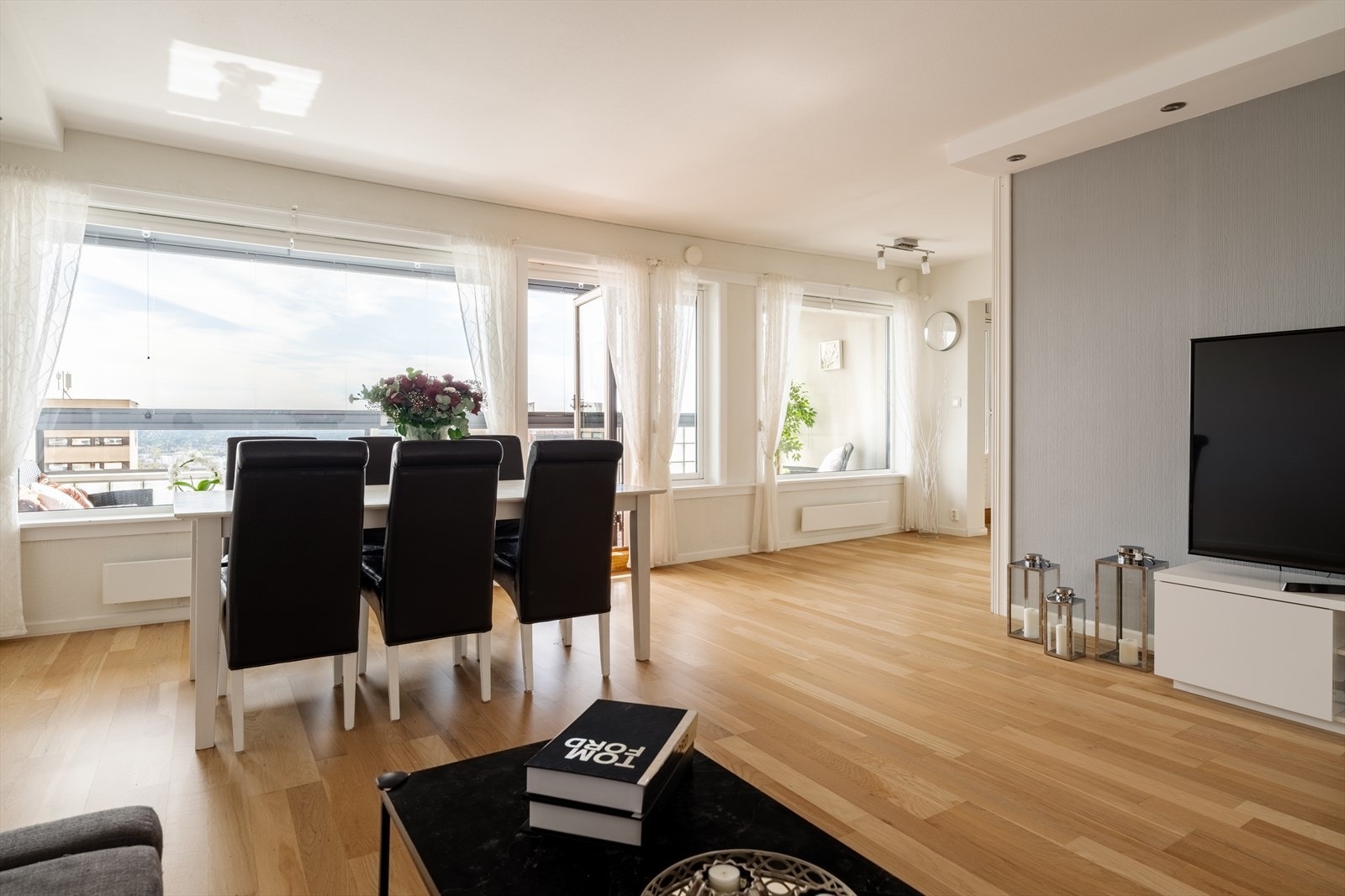 Her er det også god plass til langbord hvor hele familien kan samles til middag. Galleribilde