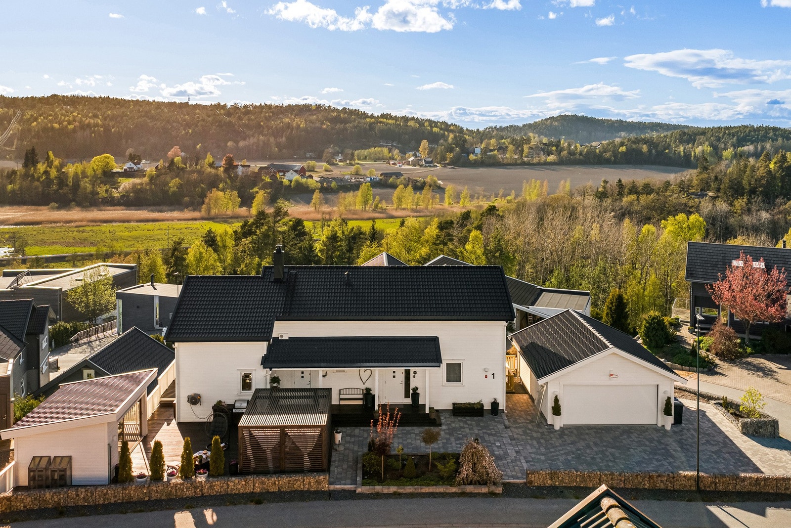 Boligen har flere fine uteplasser rundt huset med gode solforhold. Galleribilde