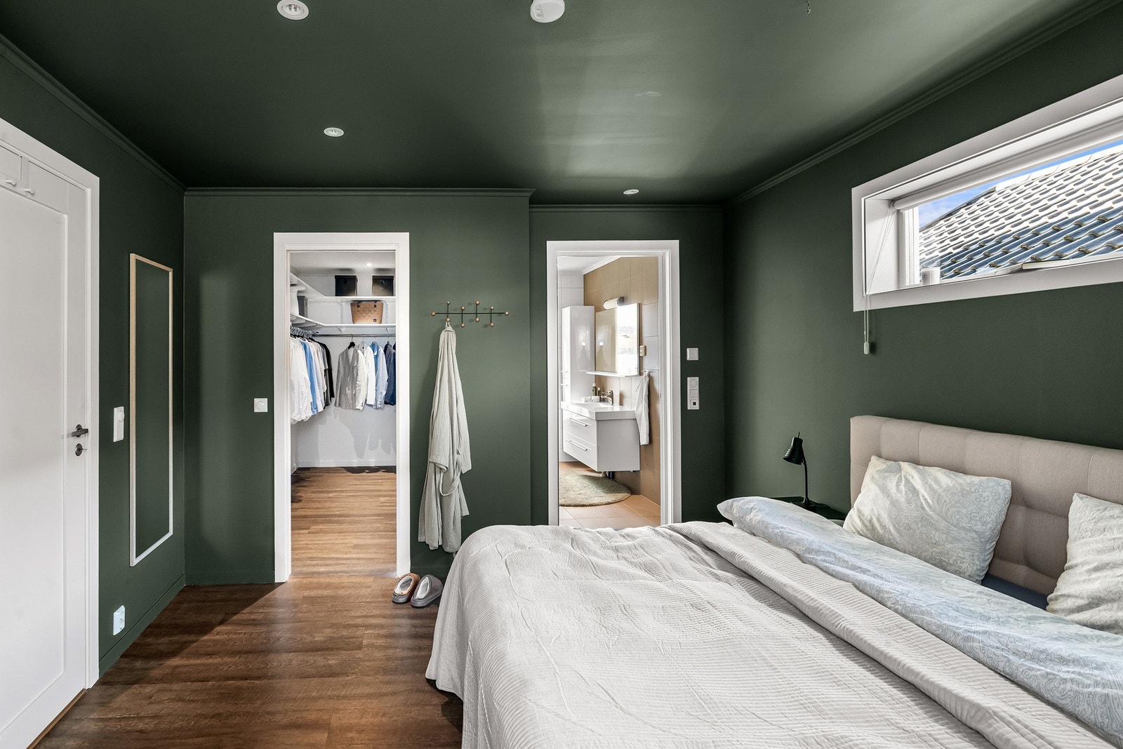 Hovedsoverommet har eget bad og praktisk walk-in-garderobe. Galleribilde