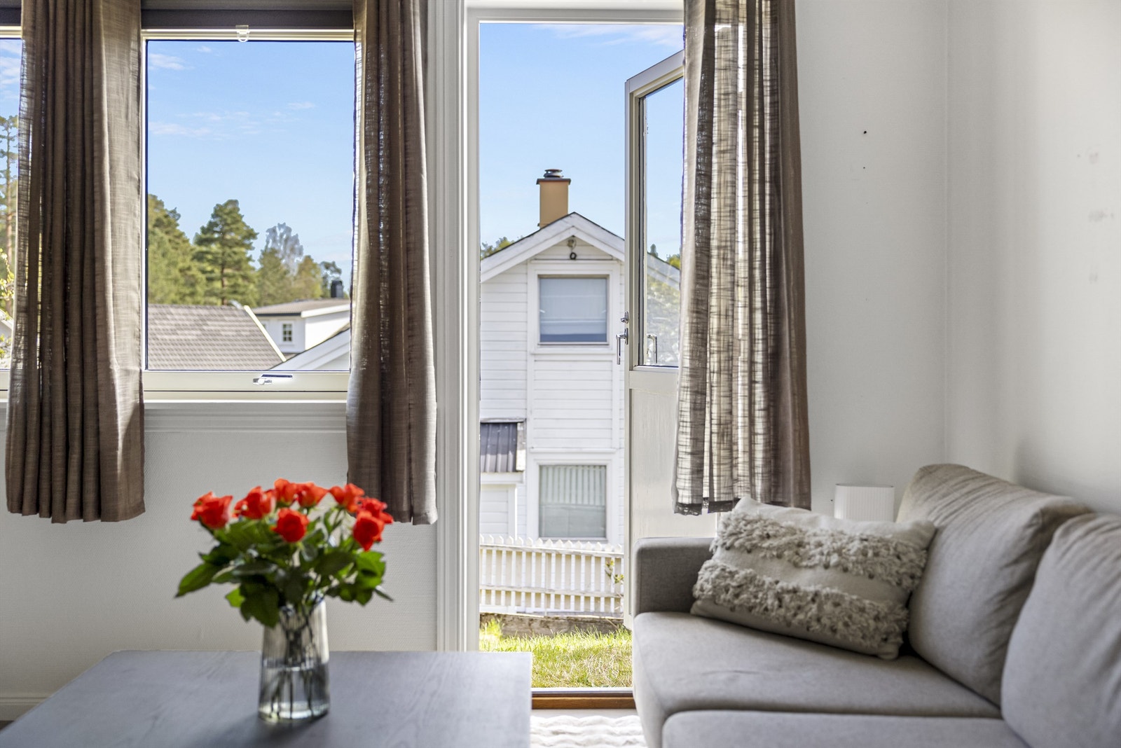 Fra stuen er det direkte utgang til hagen via terrassedør. Galleribilde