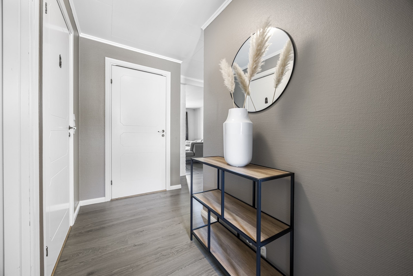 Fra gangen er det tilgang til boligens øvrige rom. De innvendige dørene er profilerte. Galleribilde