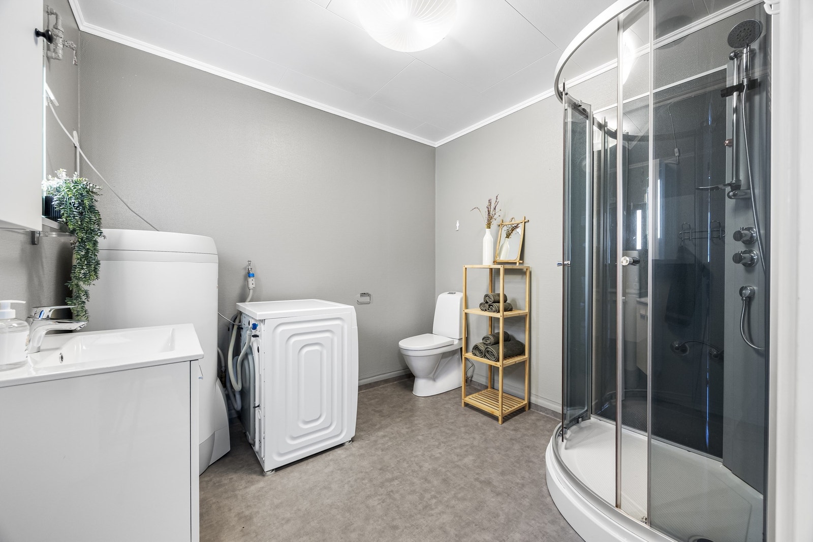 Badet har varmekabler i gulvet for økt komfort, og opplegg for vaskemaskin. Galleribilde