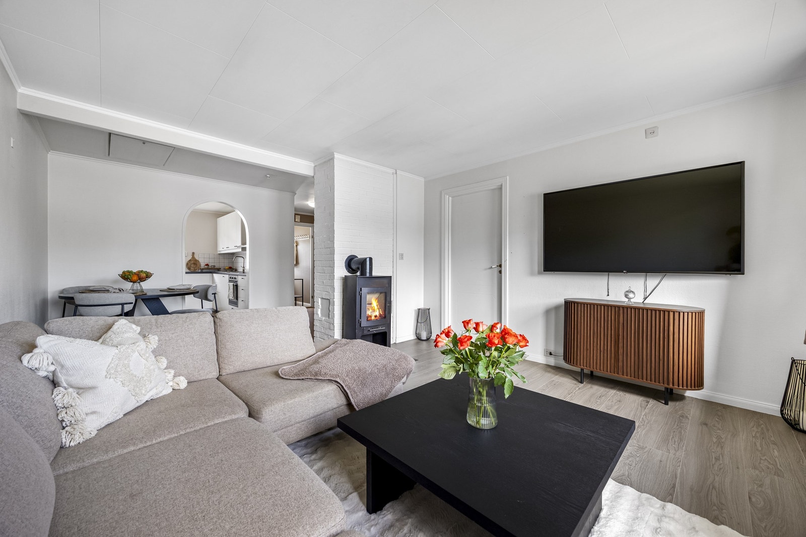 En effektiv vedovn er sentralt plassert i stuen og gir en lun varme. Galleribilde