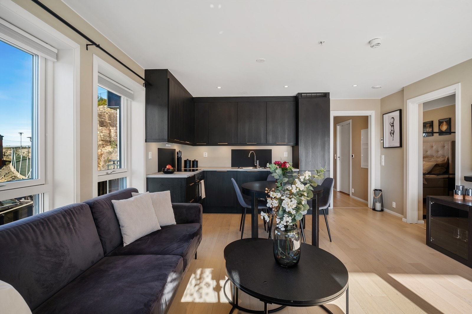 God plass til både sofagruppe og spisebord i den sosiale sonen. Galleribilde