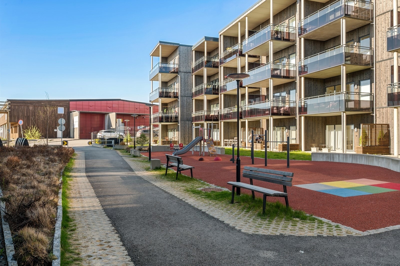 Leiligheten er fra 2023 og har vannbåren gulvvarme i stue, kjøkken, entré og på bad. Galleribilde