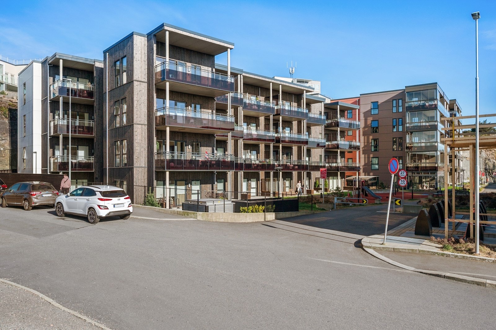 Bygget fra 2023 har yttervegger av betongelementer og trekonstruksjoner med utvendig trekledning og fasadeplater. Galleribilde