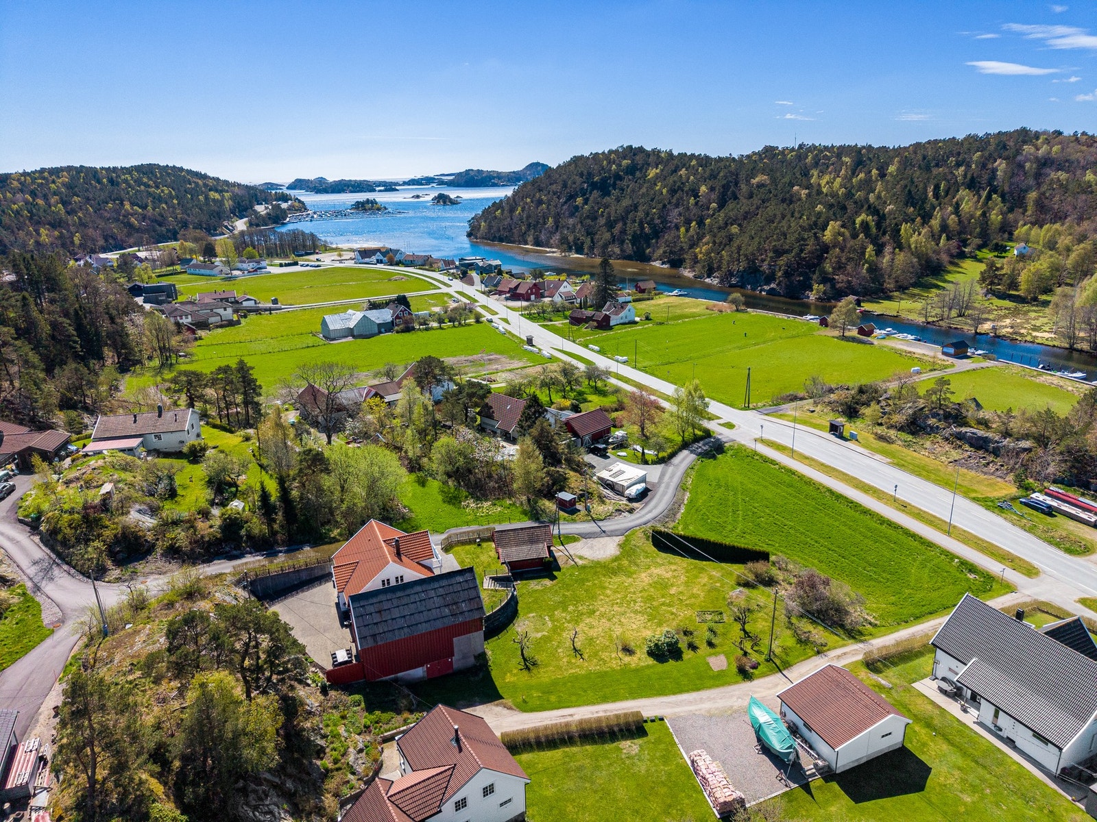 Sjønær beliggenhet i landlige omgivelser med fine turveier like ved Galleribilde