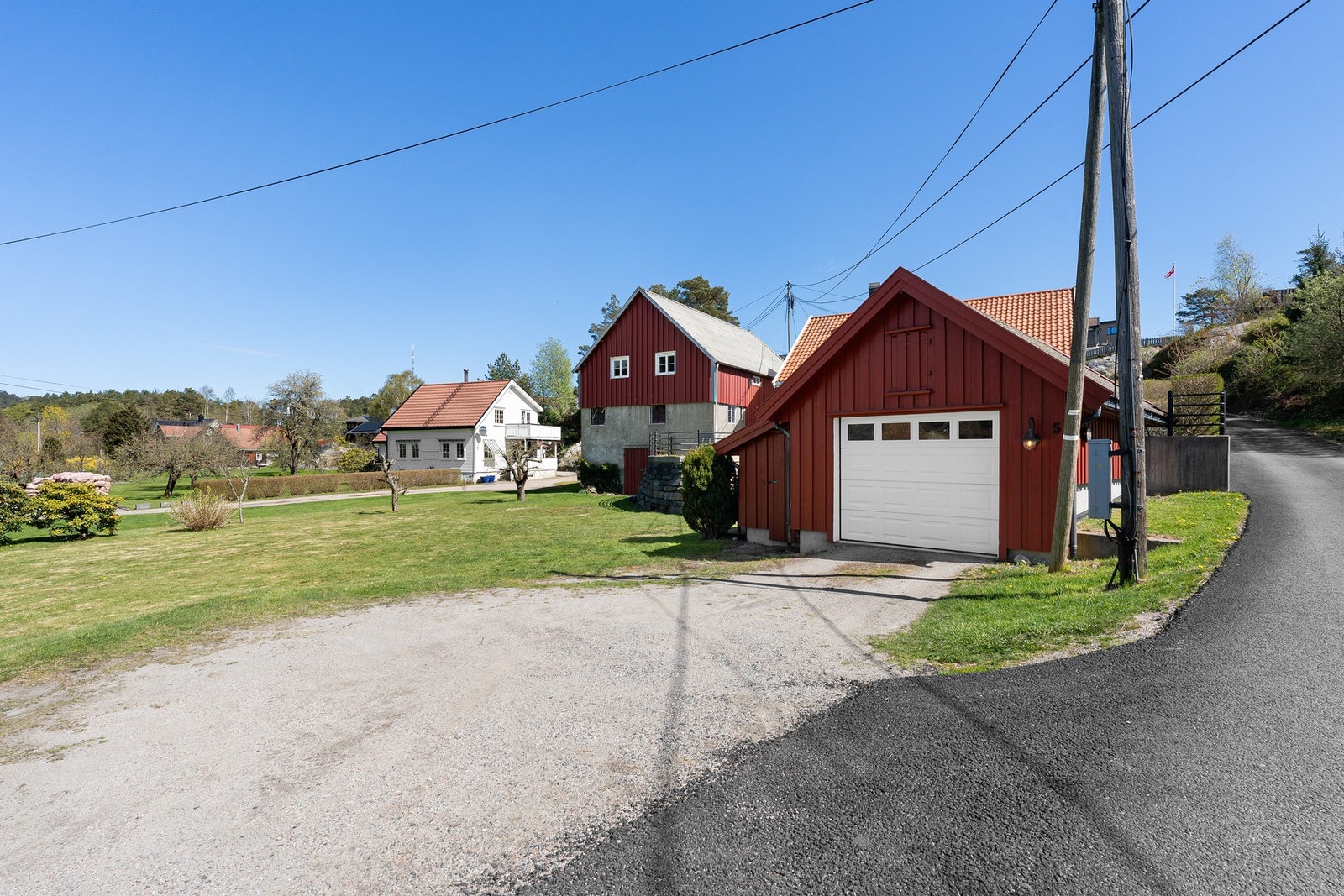 Låve fra 1949 og garasje fra 2002 Galleribilde